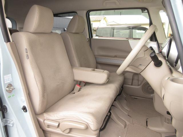 運転席には高さ調整ができる『シートハイトアジャスター機能』が付いています！これなら小柄な方にも大柄な方にも自分にぴったりの運転姿勢がとれますね〜！