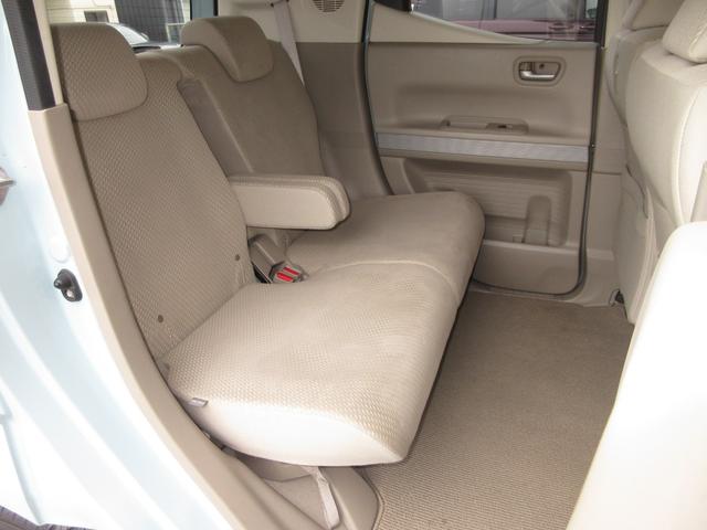 センタータンクレイアウトだからこそ実現した、ゆとりの後席。さらに、スライド機構・リクライニング機構を採用することで、よりくつろげる後席空間としています。