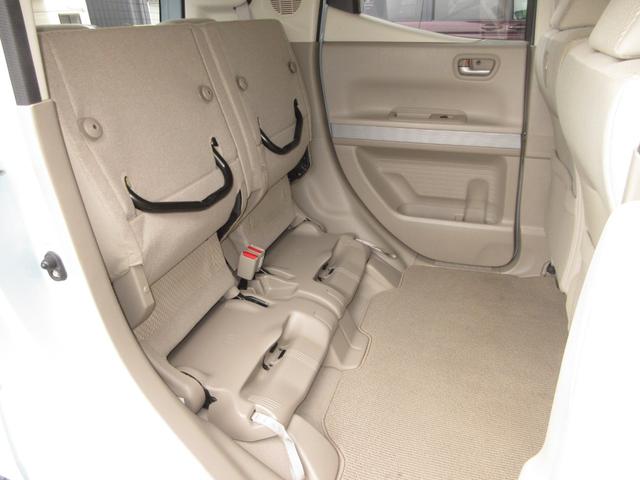 座面を跳ね上げれば、後席が背の高い空間に。駐車場などで後ろが狭く、テールゲートが開けられない時に、横から積みやすい「もうひとつの荷室」になるなど、アイデア次第で使い方が広がります。