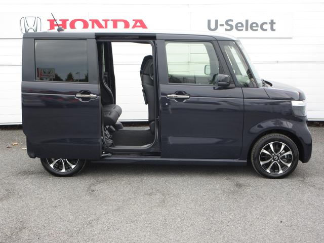 両側電動パワースライドドアがついております。ご年配の方や小さいお子さんの乗り降りも楽々ですね。万が一ドアに手を挟んでしまっても、挟み込み防止機構が付いて安心です。