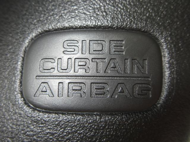 サイドカーテンエアバックシステムは、側面衝突時に大人から子供までさまざまな体格の乗員の頭部や頚部を広範囲で保護。特にセンターピラーへの頭部衝突を防ぐ展開性能を実現しています。