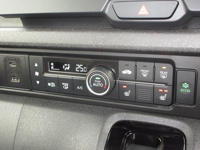 エアコンはオートエアコンでお好みの温度調整が出来、オールシーズン快適にドライブできます！フロントシートの座面に２段階調節のシートヒーターを内蔵。身体を直接温めることができます。