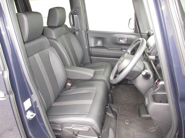 運転席には高さ調整ができる『シートハイトアジャスター機能』が付いています！　これなら小柄な方にも大柄な方にも自分にぴったりの運転姿勢がとれますね〜！