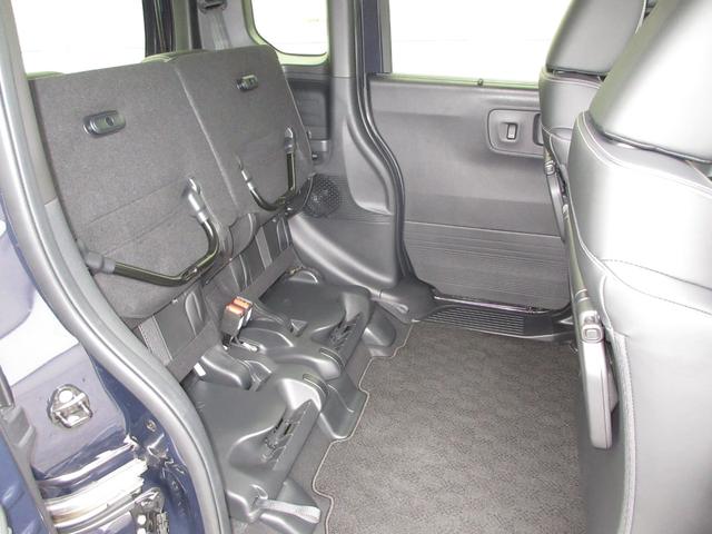 座面を跳ね上げれば、後席が背の高い空間に。駐車場などで後ろが狭く、テールゲートが開けられない時に、横から積みやすい「もうひとつの荷室」になるなど、アイデア次第で使い方が広がります。