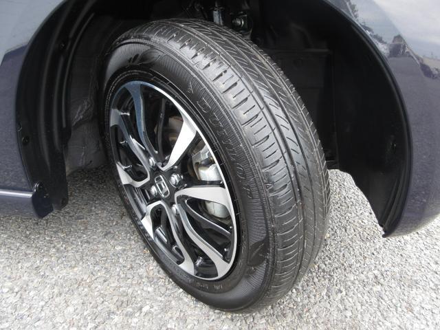 タイヤは　ダンロップ　エナセーブ　２０２４年製がついています。そして足元を精悍に引き締めるホンダ純正１４インチアルミホイール、おしゃれは足元から、カッコイイですね！