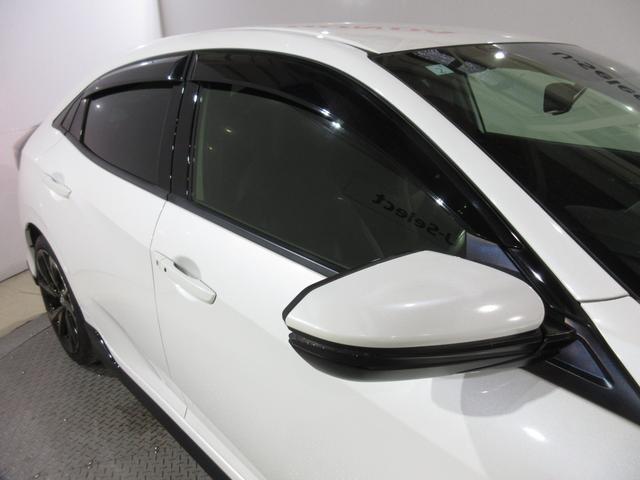 ●人気のオプション『ドアバイザー』　雨の日でも窓を開けて換気ができる便利なオプションです。