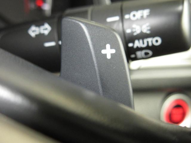 マニュアル車のような感覚で、ワインディングロードでも車を操れるパドルシフト付きです。長い下り坂でのエンジンブレーキや、高速道路の合流の際の加速も思いのままです。