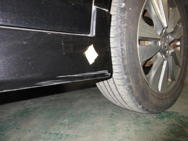 ステップワゴンスパーダ S この車両は未加修現状販売「そのまんま車」になります。傷や凹み・内装を現状にて展示しております。詳しくはスタッフにお問い合わせください。純正9インチメモリーナビETCRカメラワンオーナー Wエアバック(6枚目)