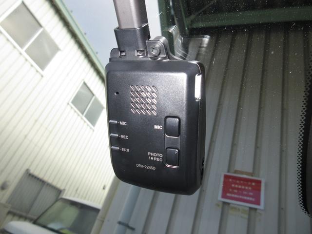 フィット e:HEVRS 元当社社有車 禁煙車 ワンオーナー 純正9インチナビ/リアカメラ ETC USB パドルシフト ブレーキホールド機能/電子パーキング LEDオートライト サイドカーテンエアバッグ 16インチアルミ(4枚目)