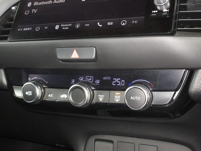 フィット ｅ：ＨＥＶＲＳ　当社元試乗車　禁煙車　純正９インチナビ　フルセグＴＶ　Ｂｌｕｅｔｏｏｔｈ　ＵＳＢ　ドラレコ　ＥＴＣ２．０　１６インチアルミホイール　ＬＥＤヘッドライト　バックカメラ　サイドカーテンエアバック　Ｄレコ（17枚目）