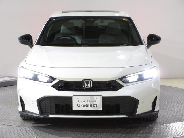 ハロゲンより明るく、より遠くまでさらなる安心感のあるＬＥＤヘッドライトを採用。照射軸の上下方向を自動調整するオートレベリング機構、点灯忘れも防止できるオートライトコントロール機構付きです。