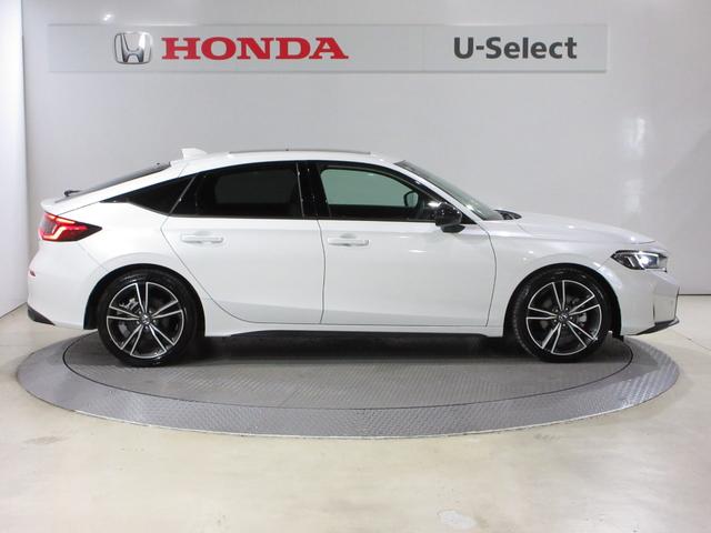 ボディーサイドは、フロントフードからリアエンドまで水平基調を低く一気につなげることで、低重心で伸びやかなクーペイメージをさらに強調し、力強く爽快な走りを予感させています。