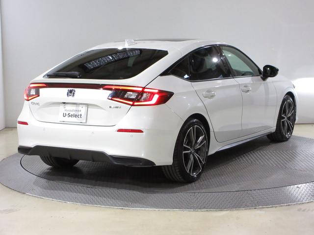 テールゲート一体型のリップスポイラーを採用し、リアコンビネーションランプとともに低く配置。リアタイヤをより外側に張り出させることで、地面に張りつくような力強いリアビューを実現しています