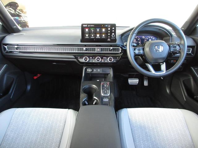 握りやすいハンドルには、オーディオコントロールとクルーズコントロールスイッチが装備されており、ハンドルから手を離さずに操作が出来ます。感覚で操作ができて便利で安全ですね！