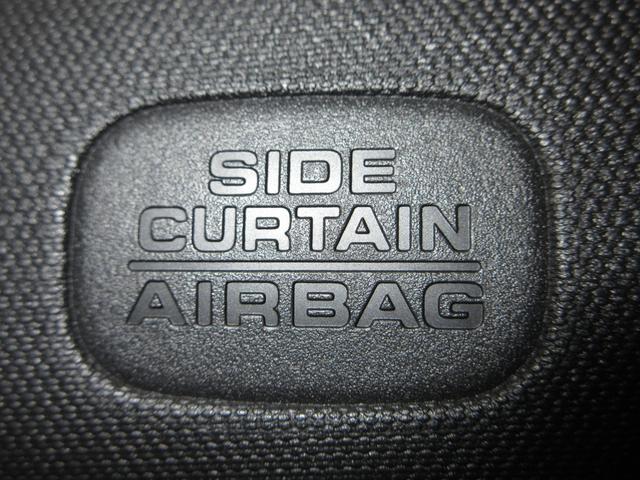 サイドカーテンエアバックシステムは、側面衝突時に大人から子供までさまざまな体格の乗員の頭部や頚部を広範囲で保護。特にセンターピラーへの頭部衝突を防ぐ展開性能を実現しています。