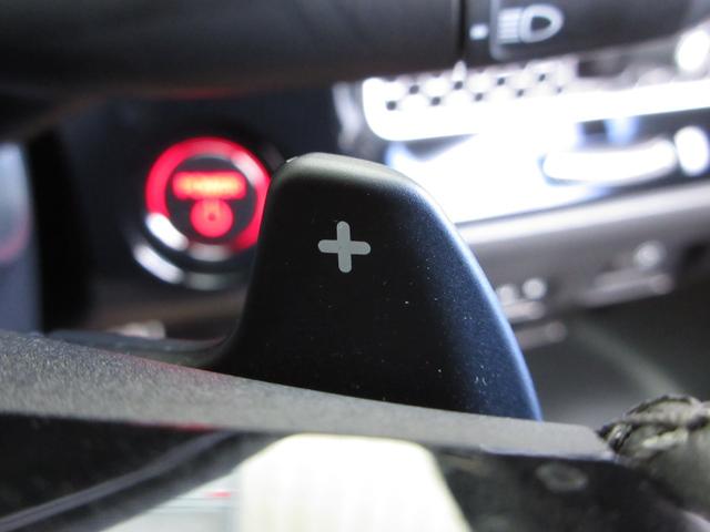 ステアリングホイールからスムーズに持ちかえられるフロアシフト（エレクトリックギアセレクター）を採用。マニュアル車のような感覚でアクセルオフ時の減速度を選択できる、減速セレクター付きです！