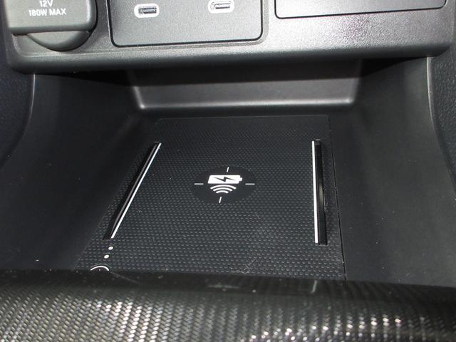 ワイヤレス充電器がついています。対応スマートフォンを置くだけで充電が可能です。