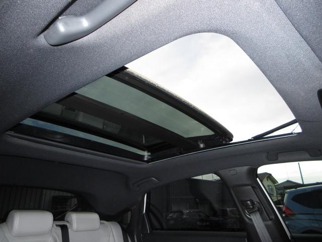 サンルーフ付きです。昼は気持ちよい風を取り入れたり、シェードを開けておくことにより車内が明るくなります。夜はシートを倒せば流れ星が流れたり星がたくさん見えるかも・・わくわくする装備ですね！