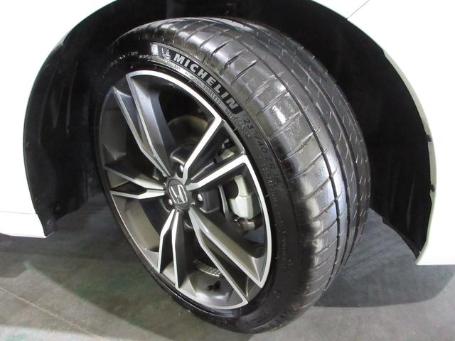 タイヤはミシュランＰＩＬＯＴＳＰＯＲＴ２０２４年製がついています。そして足元を精悍に引き締めるホンダ純正○○インチアルミホイール、おしゃれは足元から、カッコイイですね！