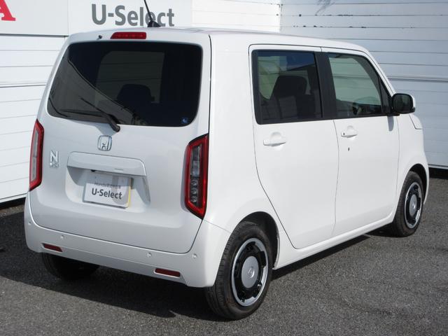 リアゲートが開くときの切れ目は全体のフォルムになじませて、上から下に向かって広がる「台形」の後ろ姿を強調。タイヤに重みが乗っているような、クルマとしての安定感あるリアビューを表現しています。