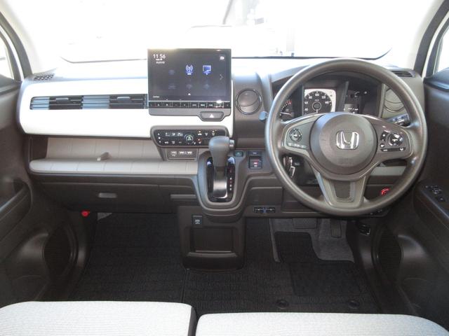 握りやすいハンドルには、オーディオコントロールとクルーズコントロールスイッチが装備されており、ハンドルから手を離さずに操作が出来ます。感覚で操作ができて便利で安全ですね！