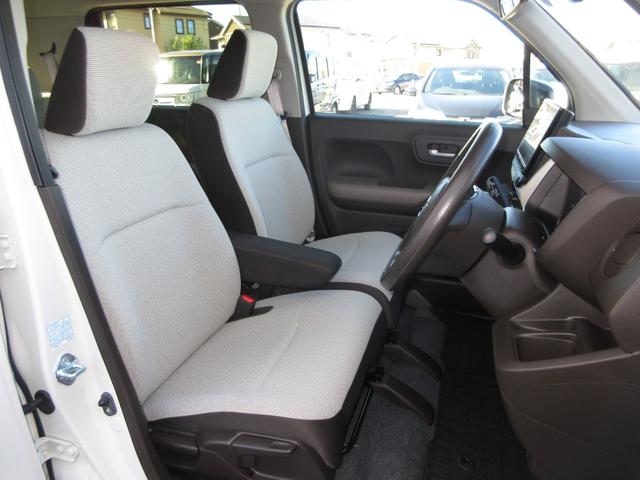 運転席には高さ調整ができる『シートハイトアジャスター機能』が付いています！　これなら小柄な方にも大柄な方にも自分にぴったりの運転姿勢がとれますね〜！