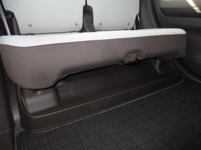 リアシートの下に収納として大容量のスペース。普段から積んでおきたい小物はここにしまっておけば、荷室はいつもすっきり。全面を広く使うことができます。濡れた傘もさっと置けて汚れません。