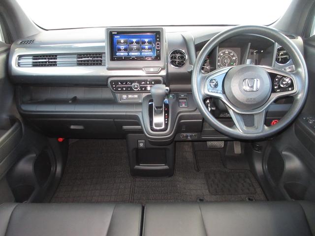 握りやすいハンドルには、オーディオコントロールとクルーズコントロールスイッチが装備されており、ハンドルから手を離さずに操作が出来ます。感覚で操作ができて便利で安全ですね！