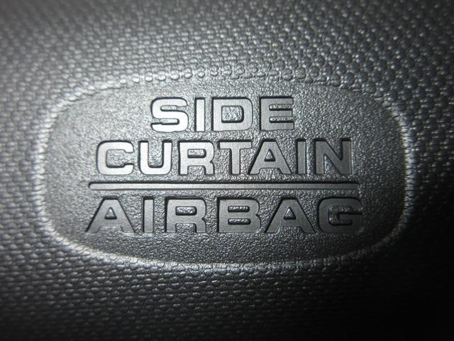 サイドカーテンエアバックシステムは、側面衝突時に大人から子供までさまざまな体格の乗員の頭部や頚部を広範囲で保護。特にセンターピラーへの頭部衝突を防ぐ展開性能を実現しています。