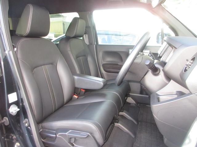 運転席には高さ調整ができる『シートハイトアジャスター機能』が付いています！これなら小柄な方にも大柄な方にも自分にぴったりの運転姿勢がとれますね〜！