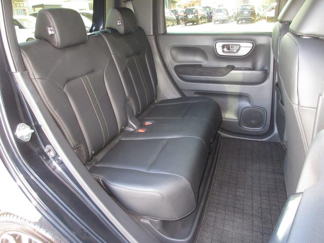 足が組めるほどの広さを持った後部座席は、自由な姿勢でのんびり過ごせる、おもてなしの空間に。それぞれの座席で快適に過ごせる、心地よい室内空間に仕立てました。