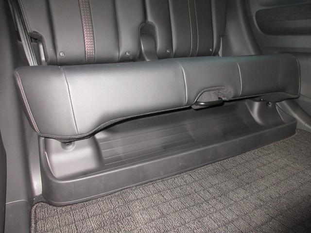 リアシートの下に収納として大容量のスペース。普段から積んでおきたい小物はここにしまっておけば、荷室はいつもすっきり。全面を広く使うことができます。濡れた傘もさっと置けて汚れません。