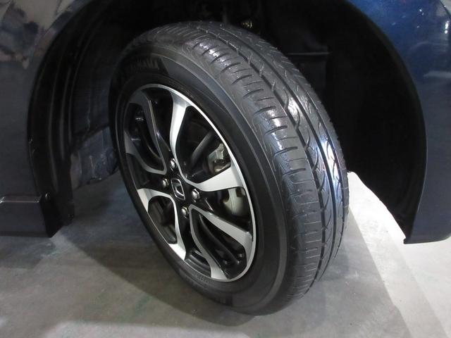 タイヤはヨコハマブルーアース２０２３年製がついています。そして足元を精悍に引き締めるホンダ純正１４インチアルミホイール、おしゃれは足元から、カッコイイですね！