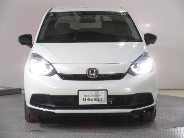 フィット ｅ：ＨＥＶホームブラックスタイル　禁煙車　当社元試乗車　ホンダ９インチコネクトナビ　Ｂｌｕｅｔｏｏｔｈ　ドラレコ　ＥＴＣ２．０　マルチビューカメラ　ブラインドスポットインフォメーション　後退出庫サポート　ＢＬＡＣＫ　ＳＴＹＬＥ専用装備（5枚目）