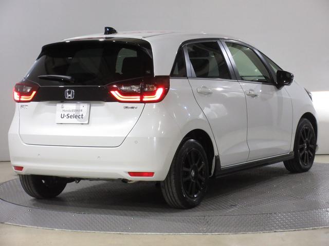 フィット ｅ：ＨＥＶホームブラックスタイル　禁煙車　当社元試乗車　ホンダ９インチコネクトナビ　Ｂｌｕｅｔｏｏｔｈ　ドラレコ　ＥＴＣ２．０　マルチビューカメラ　ブラインドスポットインフォメーション　後退出庫サポート　ＢＬＡＣＫ　ＳＴＹＬＥ専用装備（8枚目）