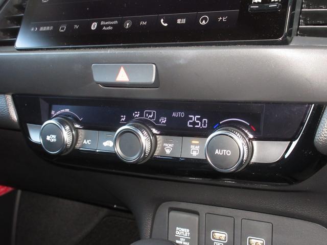 フィット ｅ：ＨＥＶホームブラックスタイル　禁煙車　当社元試乗車　ホンダ９インチコネクトナビ　Ｂｌｕｅｔｏｏｔｈ　ドラレコ　ＥＴＣ２．０　マルチビューカメラ　ブラインドスポットインフォメーション　後退出庫サポート　ＢＬＡＣＫ　ＳＴＹＬＥ専用装備（19枚目）