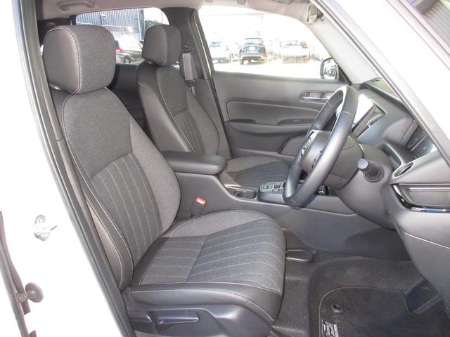 フィット ｅ：ＨＥＶホームブラックスタイル　禁煙車　当社元試乗車　ホンダ９インチコネクトナビ　Ｂｌｕｅｔｏｏｔｈ　ドラレコ　ＥＴＣ２．０　マルチビューカメラ　ブラインドスポットインフォメーション　後退出庫サポート　ＢＬＡＣＫ　ＳＴＹＬＥ専用装備（20枚目）