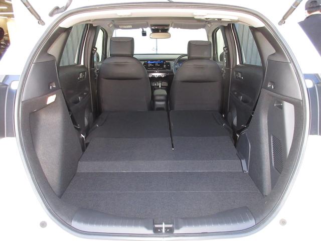 フィット ｅ：ＨＥＶホームブラックスタイル　禁煙車　当社元試乗車　ホンダ９インチコネクトナビ　Ｂｌｕｅｔｏｏｔｈ　ドラレコ　ＥＴＣ２．０　マルチビューカメラ　ブラインドスポットインフォメーション　後退出庫サポート　ＢＬＡＣＫ　ＳＴＹＬＥ専用装備（23枚目）