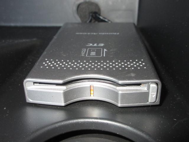 フリードスパイク Gエアロ 禁煙車 ナビ ミュージックサーバー ワンセグ リアカメラ ETC 助手席側パワースライドドア ディスチャージヘッドライト スマートキー ドアバイザー オートエアコン 純正15インチアルミホイール(14枚目)