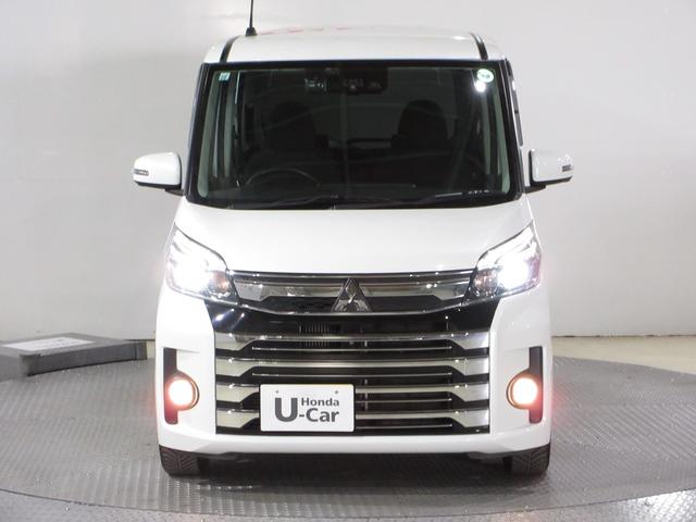 ハロゲンより明るく、より遠くまでさらなる安心感のあるＬＥＤヘッドライトを採用。照射軸の上下方向を自動調整するオートレベリング機構、点灯忘れも防止できるオートライトコントロール機構付きです。