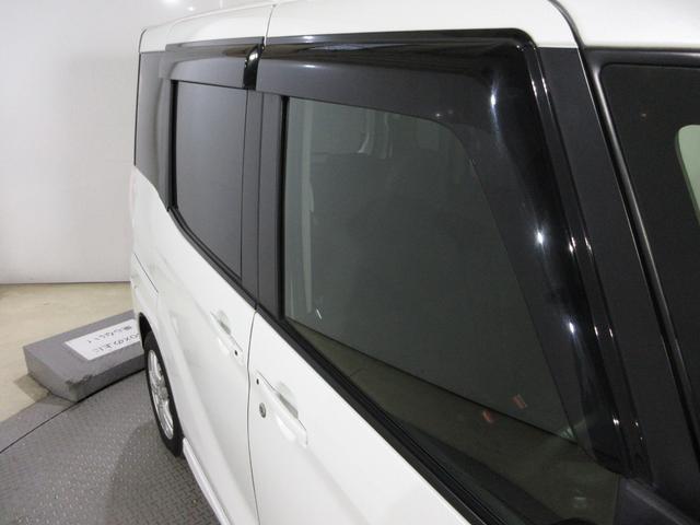 実用的で人気のオプション『ドアバイザー』が付いています！雨の日でも窓を開けて換気ができる便利な装備！付いてて良かったと思える用品です！