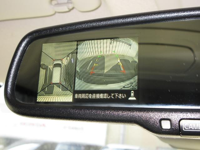 全方位カメラは、クルマの真上から見ているかのような映像によって、周囲の状況を知ることで、駐車を容易に行うための支援技術です。