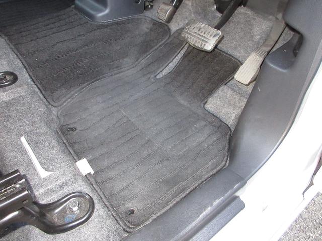 フロアマットが付いています。フロアマットは脱着可能ですから汚れがついたときに掃除しやすく、室内を綺麗に保つことが出来ます。付いてて良かったと思える用品です！