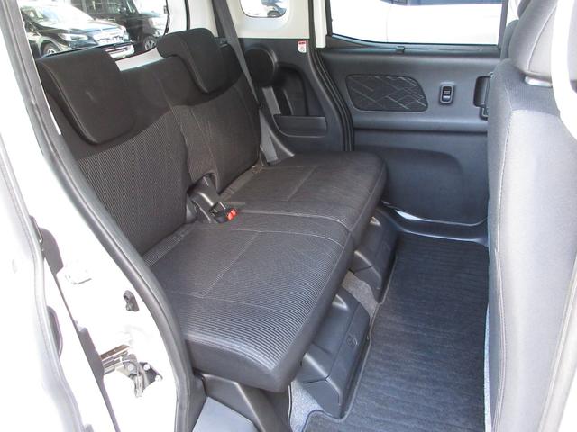 リアシートは、できるだけ幅広く作られているので、大人が乗っても隣りとのゆとりが感じられます。長距離にも十分適してますいつでも、いろんな人と、どこへでも、毎日の生活で使いたくなるはずです。