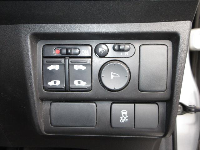 フリード Gジャストセレクション この車両は未加修現状販売「そのまんま車」になります。傷や凹み・内装を現状にて展示しております。詳しくはスタッフにお問い合わせください。純正メモリーナビRカメラ 両側Pスライドドア Bモニター パワステ(18枚目)