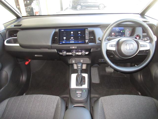フィット ｅ：ＨＥＶホーム　ホンダセンシング純正９インチメモリーナビＢｌｕｅｔｏｏｔｈドラレコＥＴＣＲカメラワンオーナー　前後誤発進抑制機能　クリソナ　助手席エアバッグ　運転席エアバッグ　１オナ　アイドリングストップ　禁煙（10枚目）