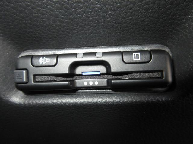 フィット ｅ：ＨＥＶホーム　ホンダセンシング純正９インチメモリーナビＢｌｕｅｔｏｏｔｈドラレコＥＴＣＲカメラワンオーナー　前後誤発進抑制機能　クリソナ　助手席エアバッグ　運転席エアバッグ　１オナ　アイドリングストップ　禁煙（12枚目）