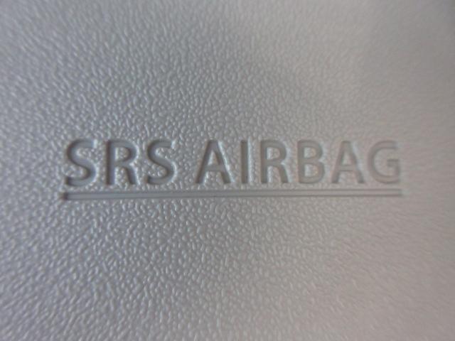 サイドカーテンエアバックシステムは、側面衝突時に大人から子供までさまざまな体格の乗員の頭部や頚部を広範囲で保護。特にセンターピラーへの頭部衝突を防ぐ展開性能を実現しています。