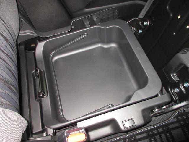 助手席下には、収納ＢＯＸが装備されておりシューズなどをしまって置くことが出来ます。また取り外せますので汚れ物を洗い場まで持って行けて便利ですね！