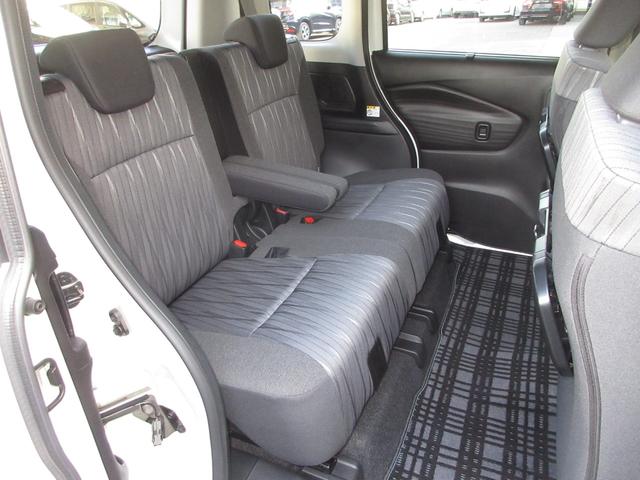 リヤシートの角度をお好みに応じて調節できるリクライニング機構を全車に標準装備。Ｇを除く全車には足元スペースを調節できる左右独立リヤシートスライドも装備しました。